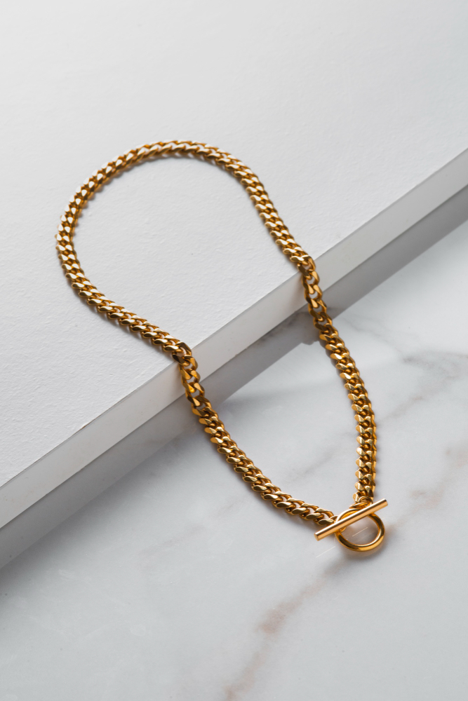 top-view-bright-gold-necklace